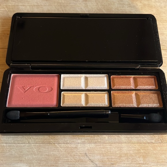 Voce makeup kit - eyeshadow, lipgloss, blush, powder - Picture 3 of 4